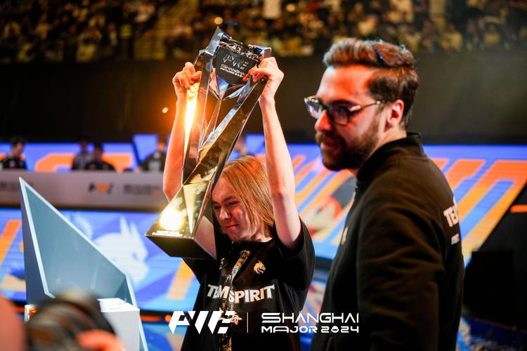 Doinb ： 这不是Noxian的表演， Lwx 至少在他迟到时可以联系，但Noxian就消失了。